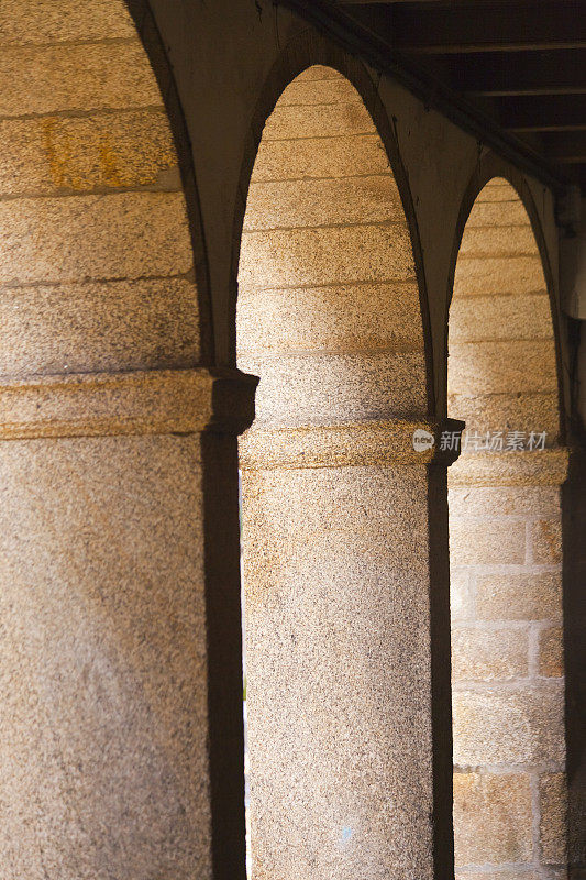 圣地亚哥老城步行区的石拱，圣地亚哥camino de Santiago，圣地亚哥de Compostela, A Coruna省，加利西亚，西班牙。